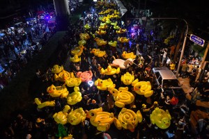 Para pengunjuk rasa mengangkat bebek pelampung selama aksi demo anti-pemerintah di Bangkok pada November 2020. Foto: Lillian Suwanrumpha / AFP