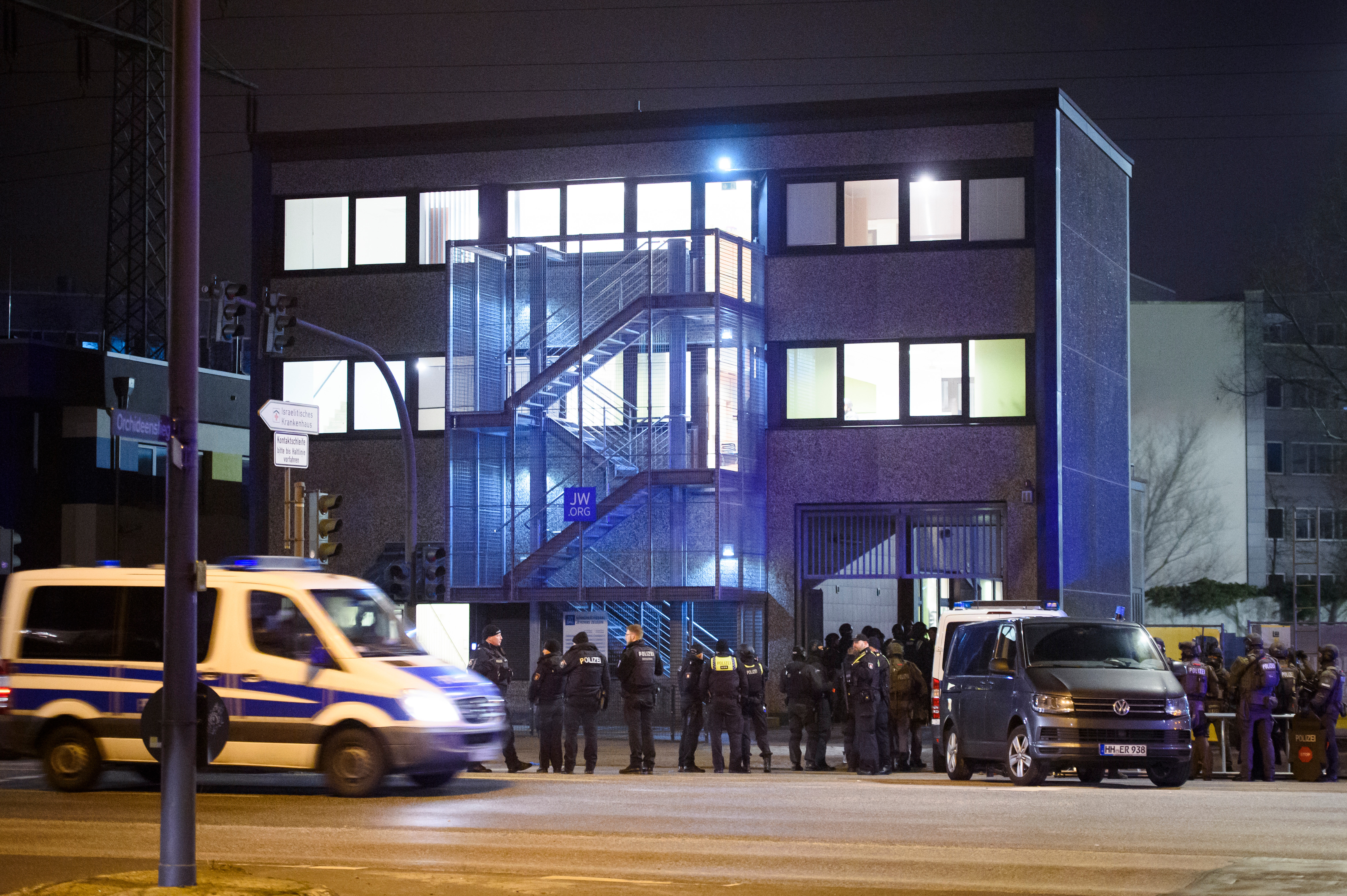 Police officers at the scene of the shooting on Thursday night. Photo: Gregor Fischer/Getty Images