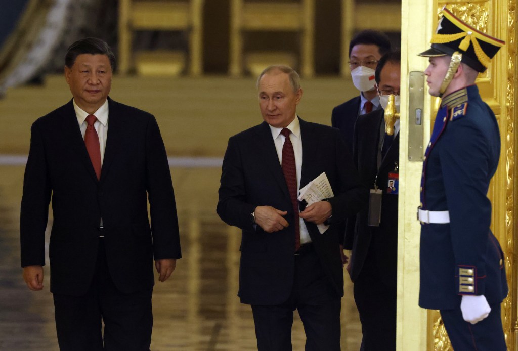 Chinese President Xi Jinping (L) arrives at the Grand Kremlin Palace for talks with Russian President Putin on March 21, 2023, in Moscow, Russia