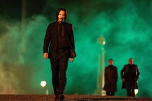 Keanu Reeves als John Wick auf der Monbijou Brücke in Berlin. John Wick 4 zeigt Berlin so aufwie es sein könnte