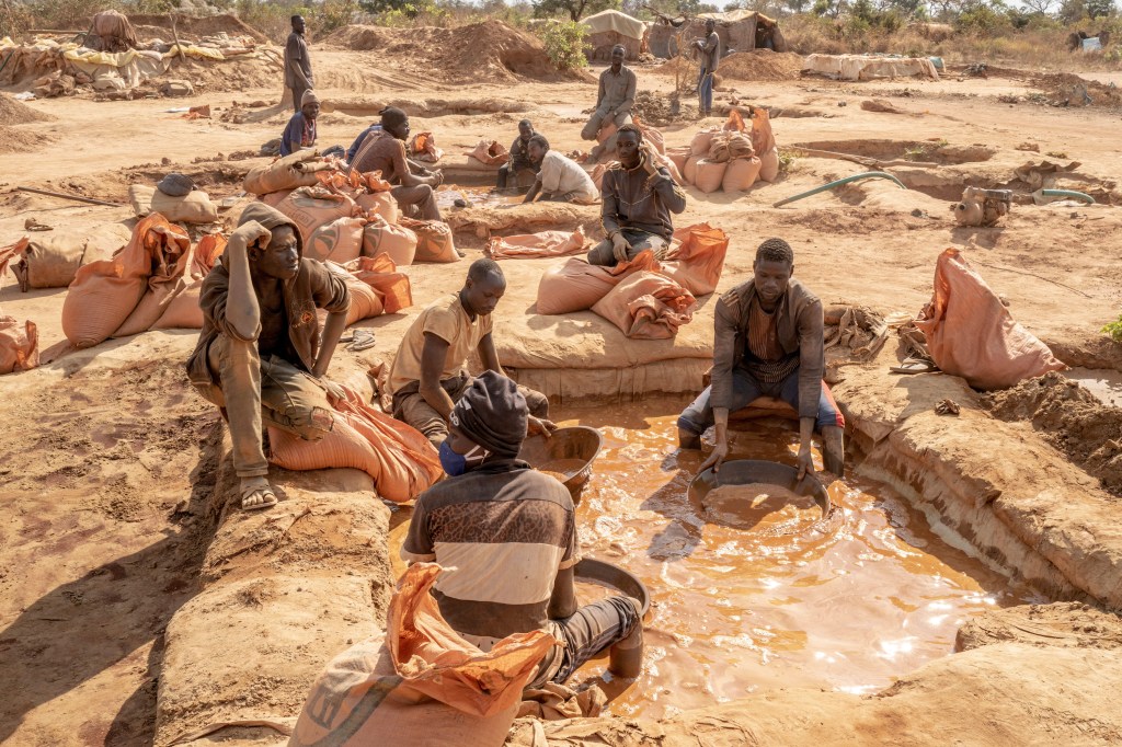 MINERS IN CENTRAL AFRICAN REPUBLIC. PHOTO BY VERONIQUE DE VIGUERIE/PARIS MATCH VIA GETTY IMAGES