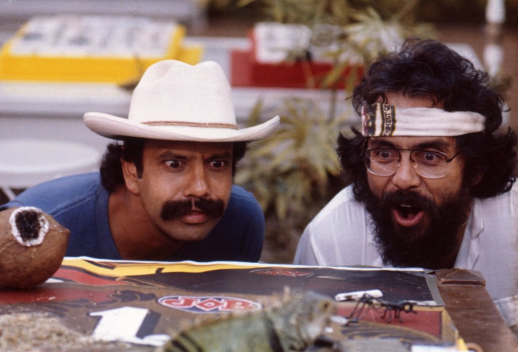 Comedians Cheech Marin en Tommy Chong in een scène van de film "Cheech And Chong's Nice Dreams"