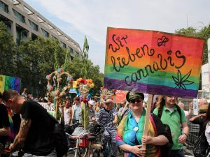 Eine Teilnehmnerin des Berliner CSD 2017 hält ein pro Cannabis Plakat