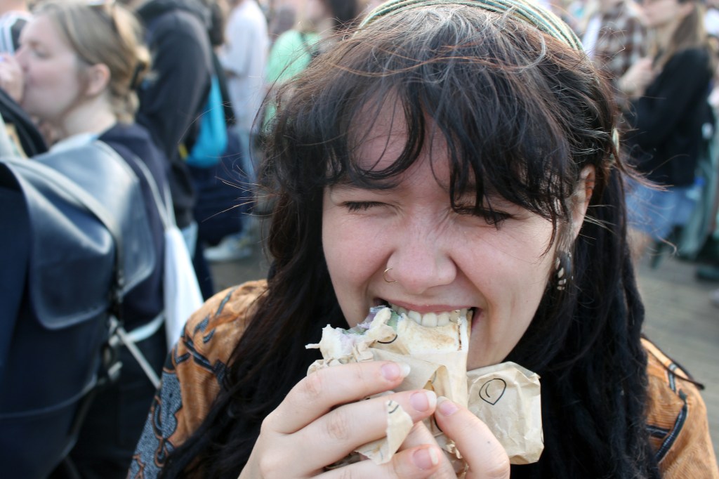 vrouw eet falafel festival CORE Brussel