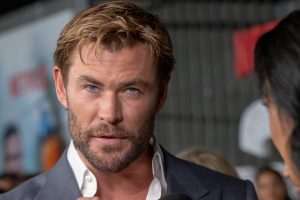 Chris Hemsworth, ein attraktiver Mann, schaut mit stechendem Blick in die Kamera, er gehört zu den Männern mit Hunter Eyes, die in den letzten Jahren zu einem Schönheitsideal in Männerforen geworden sind.