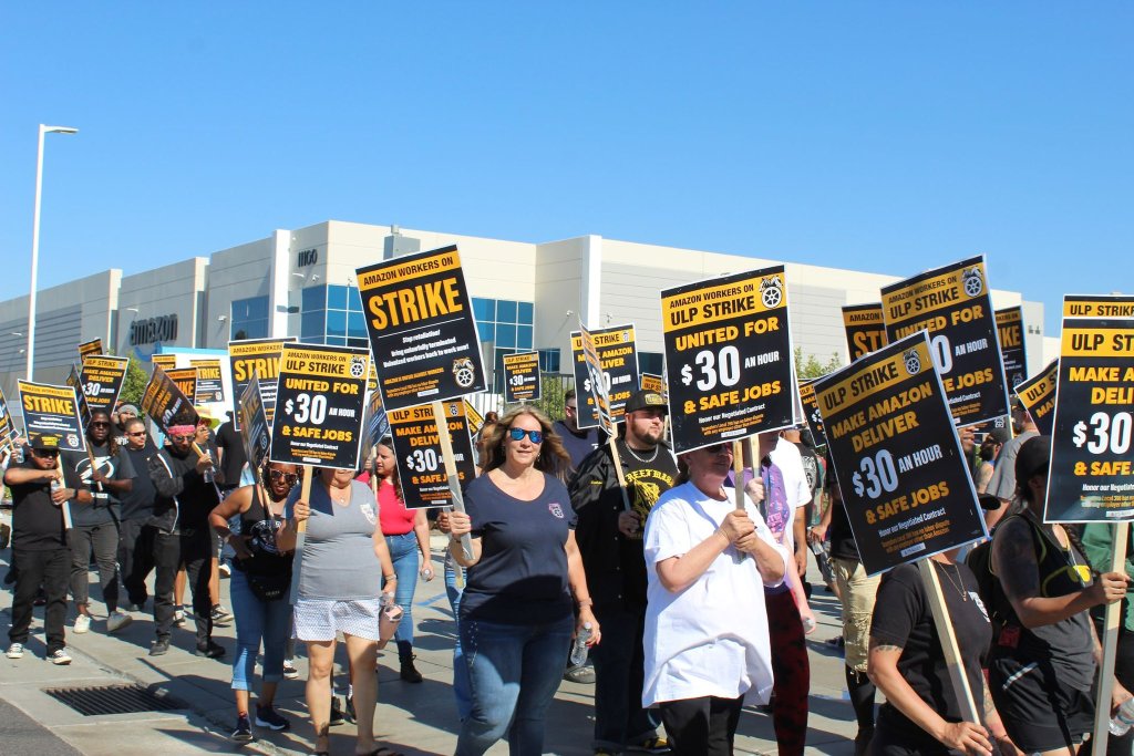 amazon teamsters holding picket signs