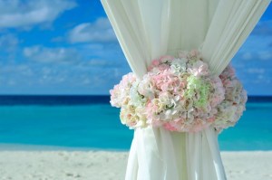 beach-wedding-flowers-setting