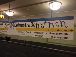 Auf dem Ubahn-Schild "Leinestraße" wurde gesprayed, sodass dort nun "Schweinestraßenstrich" zu lesen ist. In dem Artikel geht es um die Ubahnlinie U8 in Berlin. Wir haben Leute gefragt, was sie dort schon so erlebt haben.