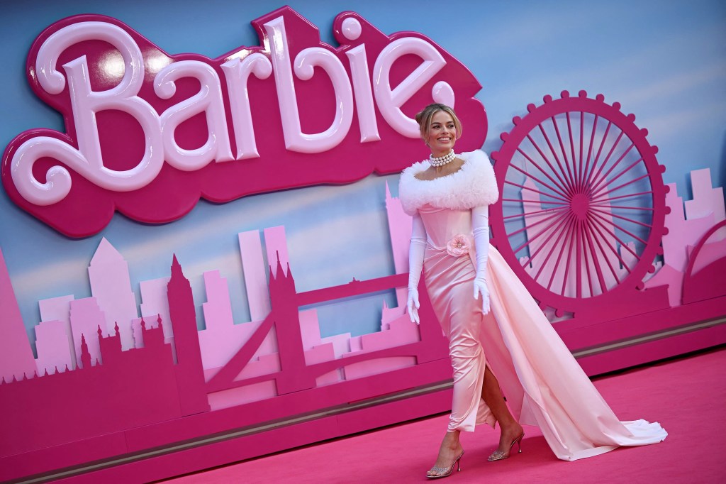 Margot Robbie p te ​Barbie ​red carpet in London