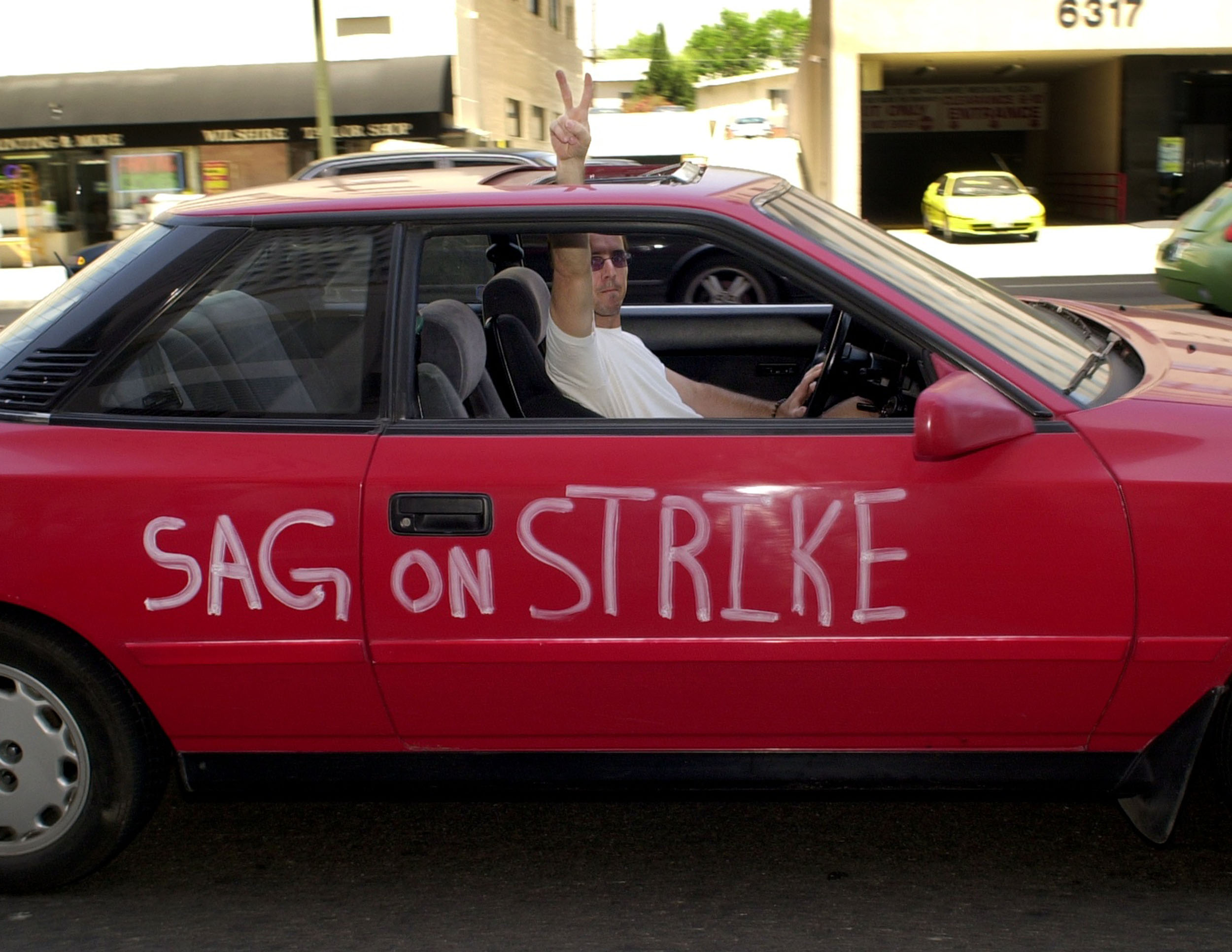 actor protest hollywood strike 2007