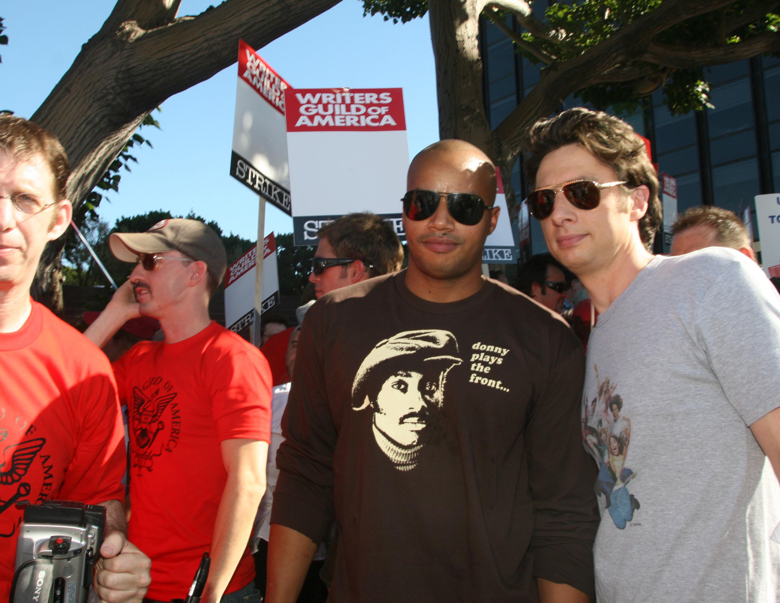 scrubs donald faison zach braff actor protest hollywood strike 2007