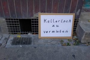 Ein Schild auf dem steht "Kellerloch zu vermieten"