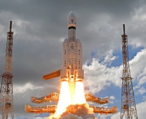 1438px-LVM3_M4,_Chandrayaan-3_-_Launch_vehicle_lifting_off_from_the_Second_Launch_Pad_(SLP)_of_SDSC-SHAR,_Sriharikota_03