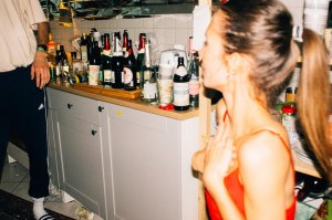 vrouw keuken alcohol drinken