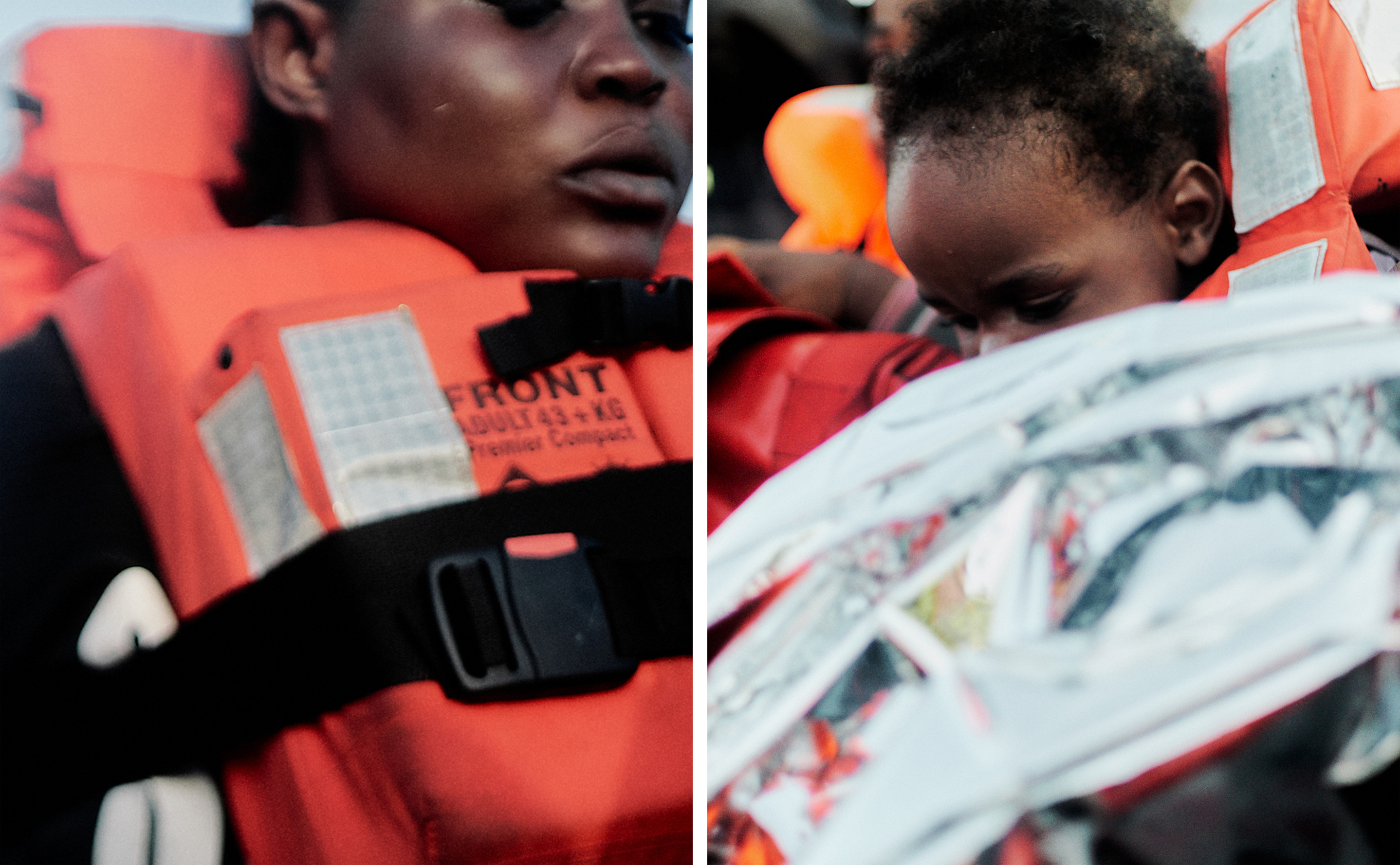 Links: Eine Frau mit einer orangenen Rettungsweste. Rechts: Ein Baby mit einer orangenen Rettungsweste.