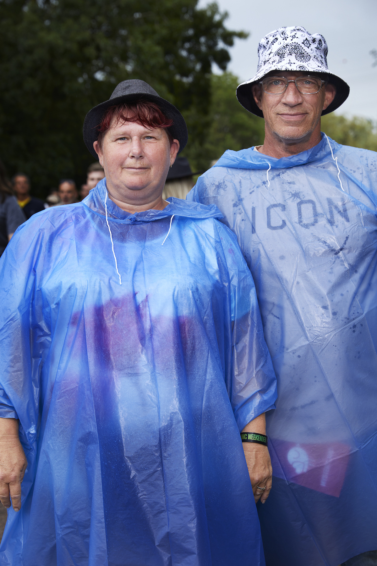 Ein Paar in blauen Regen-Capes