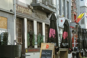 bruin cafe in oostende, parasol