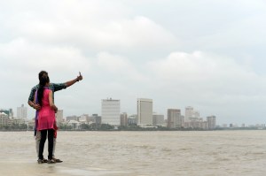 Een jong Indiaas stel maakt een selfie