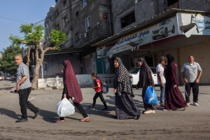 بعد استهدافها المواطنين النازحين، إسرائيل أمرت بإخلاء سكان شمال غزة جنوبًا