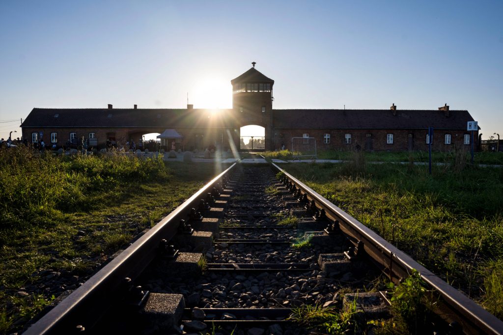 ce fac turistii la auschwitz