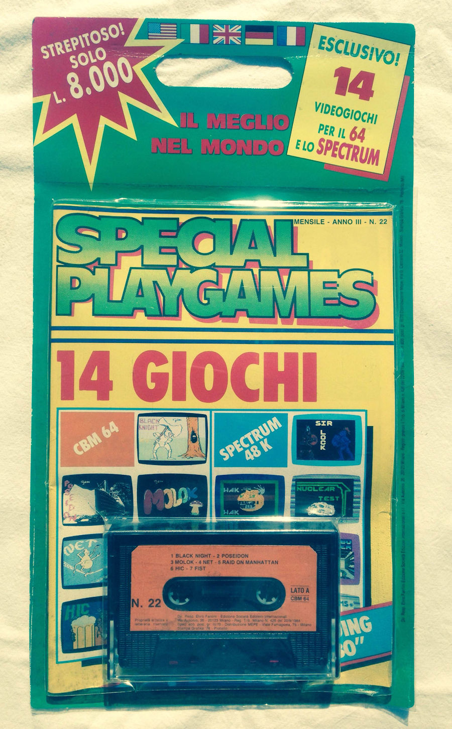 Een zwarte cassettetapevastgemaakt aan een geelgroene poster met 'SPECIAL GAMES' erop