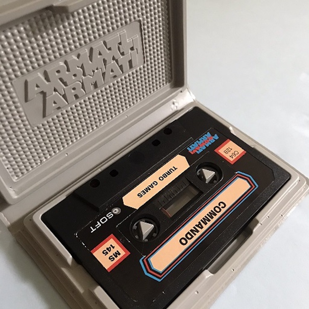 Een zwarte cassette met