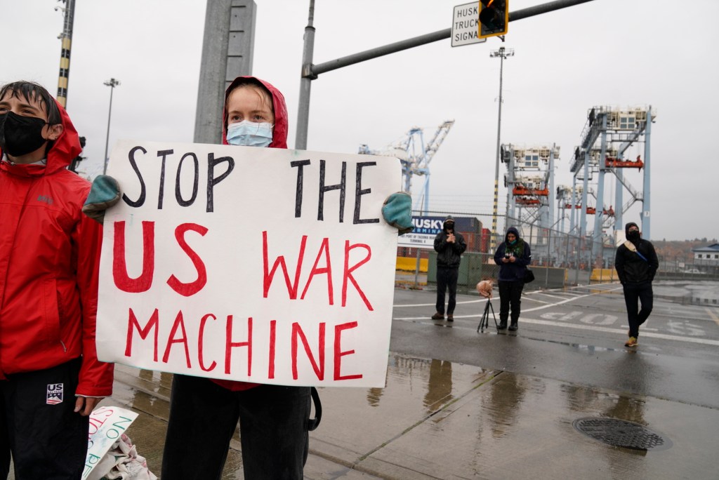 protesters-block-us-military-ship-weapons-israel