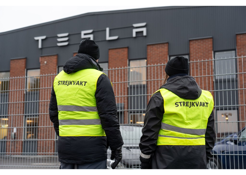 tesla strikers in front of swedish tesla building