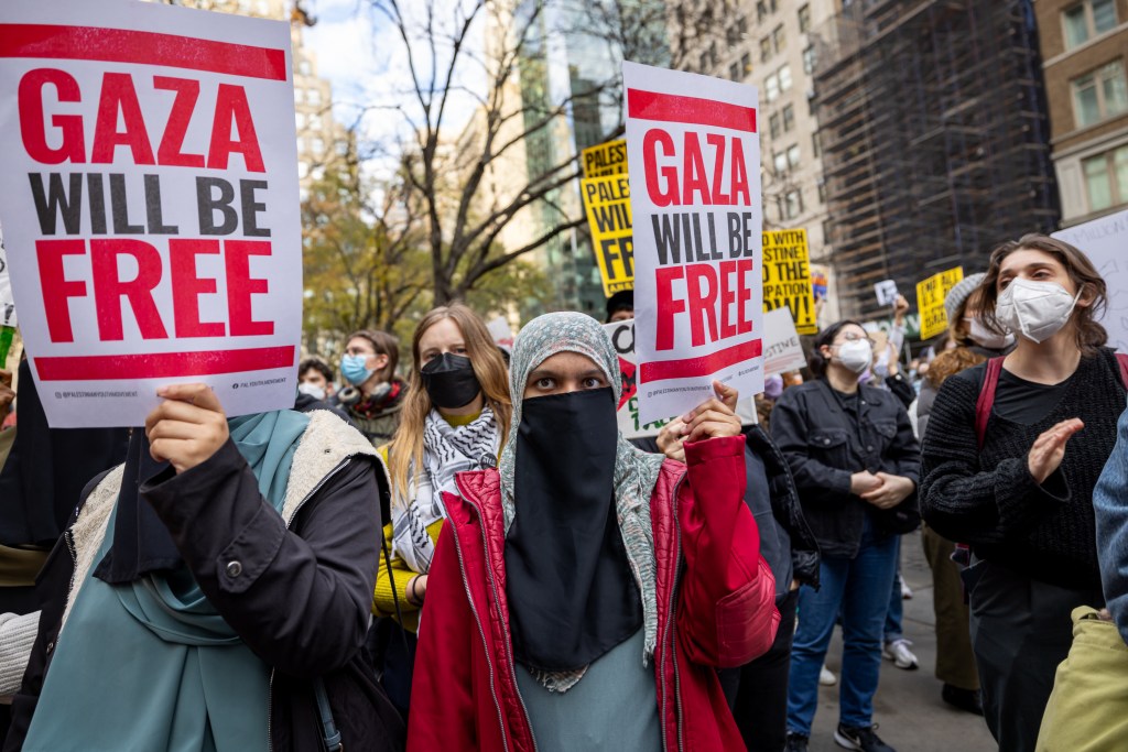 een student houdt een 'gaza will be free'-bord op bij een pro-palestinademonstratie