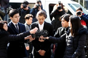 Penyanyi Jung Joon-young mendatangi Kantor Polisi Metropolitan Seoul, Korea Selatan, pada 14 Maret 2019. Foto: Chung Sung-jun/Getty Images