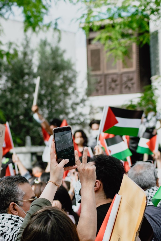 palestine manifestation téléphone