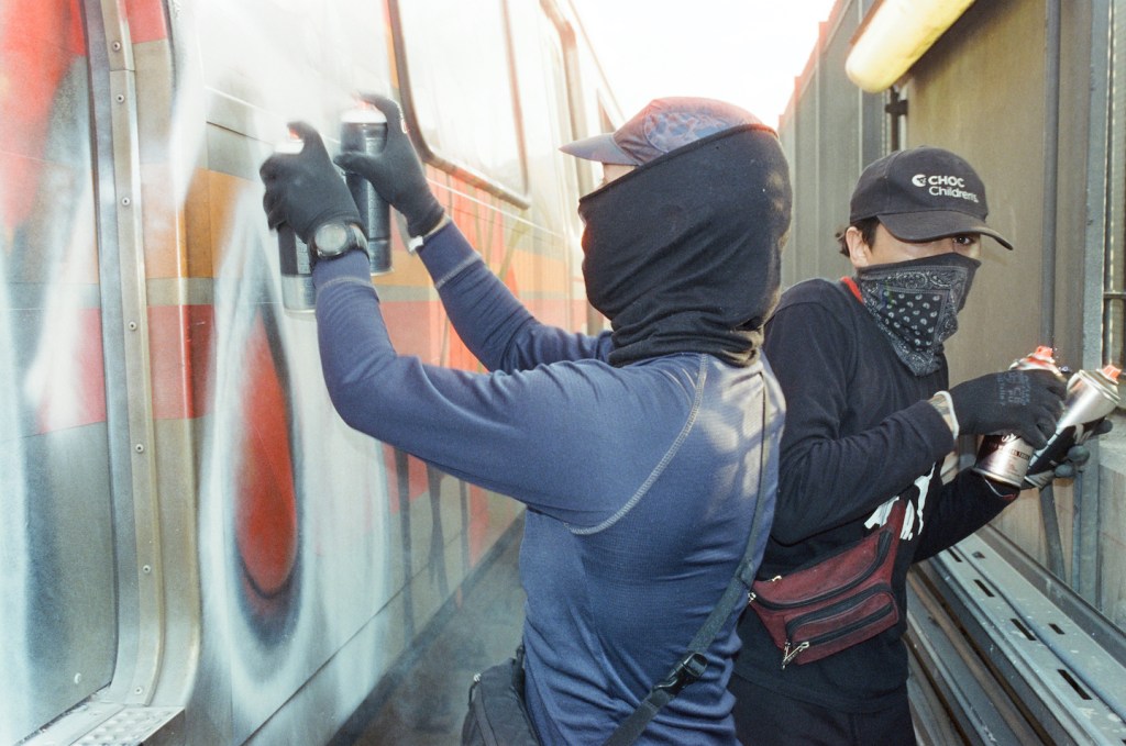 Hommes qui taguent un train