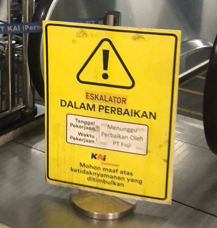 twit viral protes eskalator stasiun bekasi mati komplain commuter line djka kemenhub vice.com