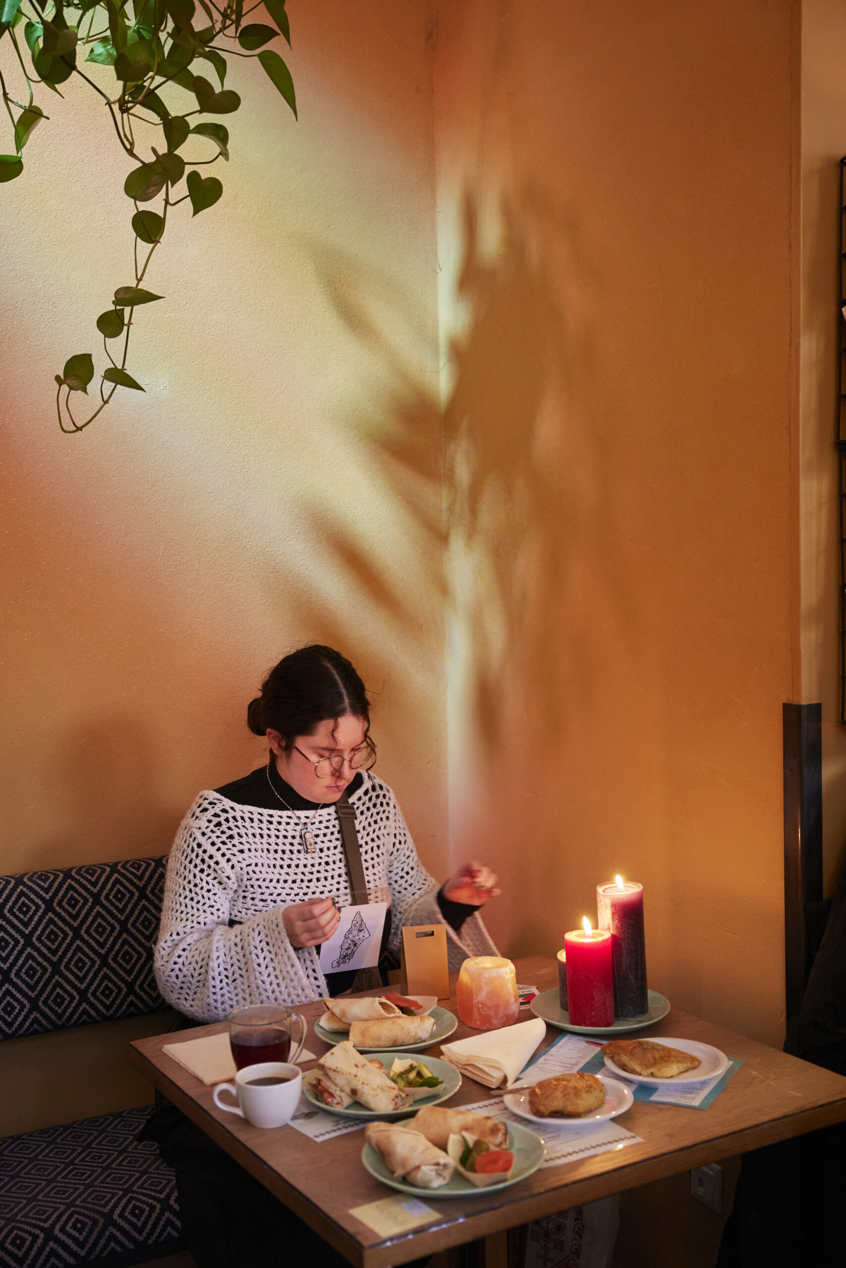 Een bezoeker van Tabaria Café