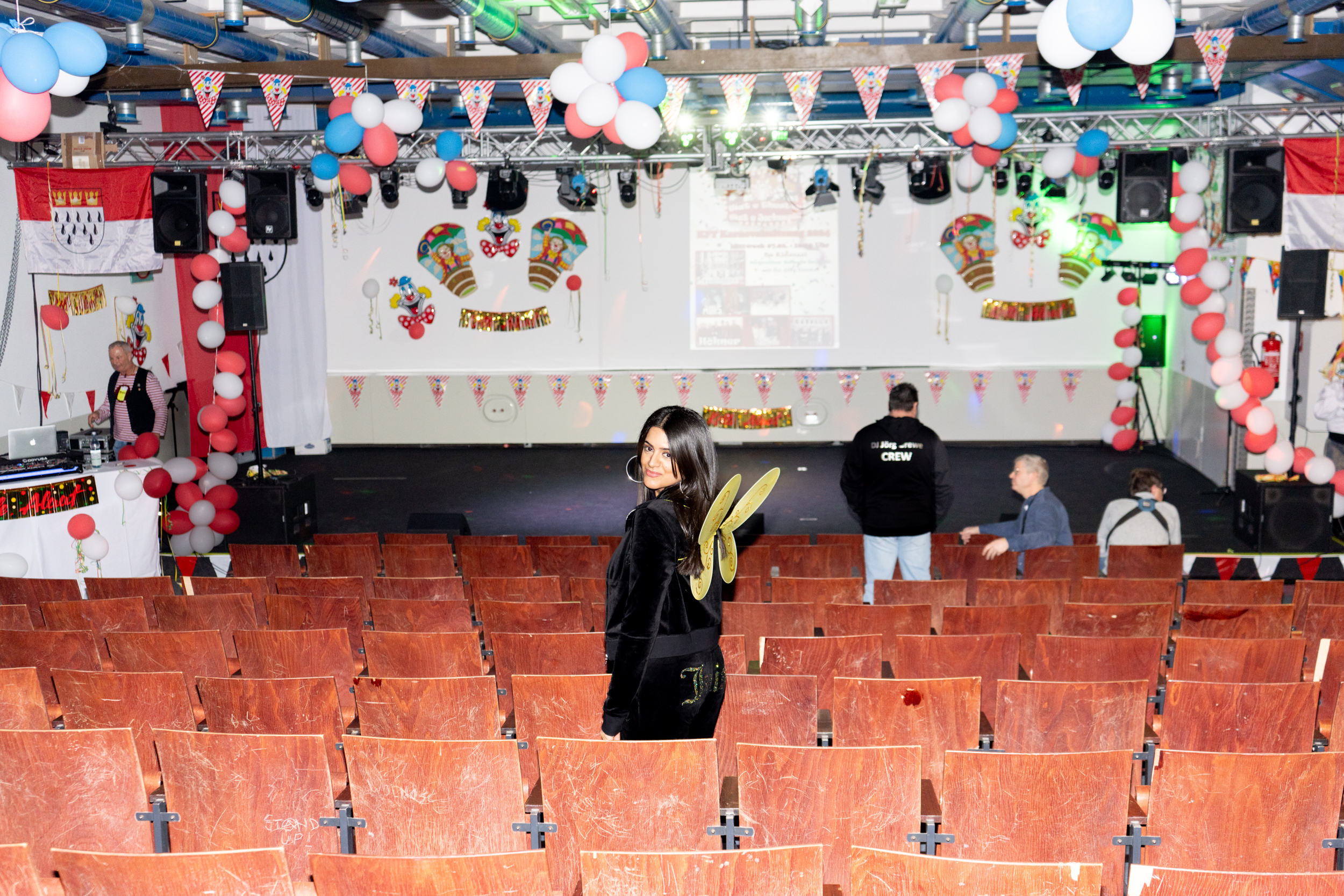 Die Autorin im noch leeren Kinossaal der JVA –Ich habe Karneval im Frauenknast gefeiert