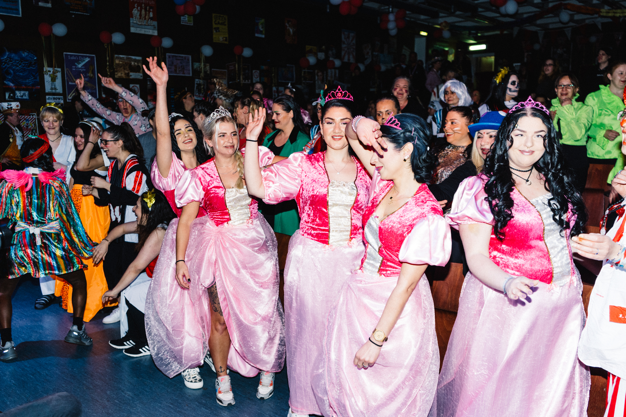 Mehrere inhaftierte Frauen in Prinzessinenkleidern tanzen –Ich habe Karneval im Frauenknast gefeiert