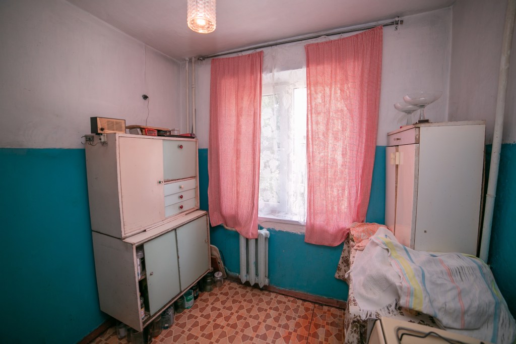 photo of a dilapidated apartment