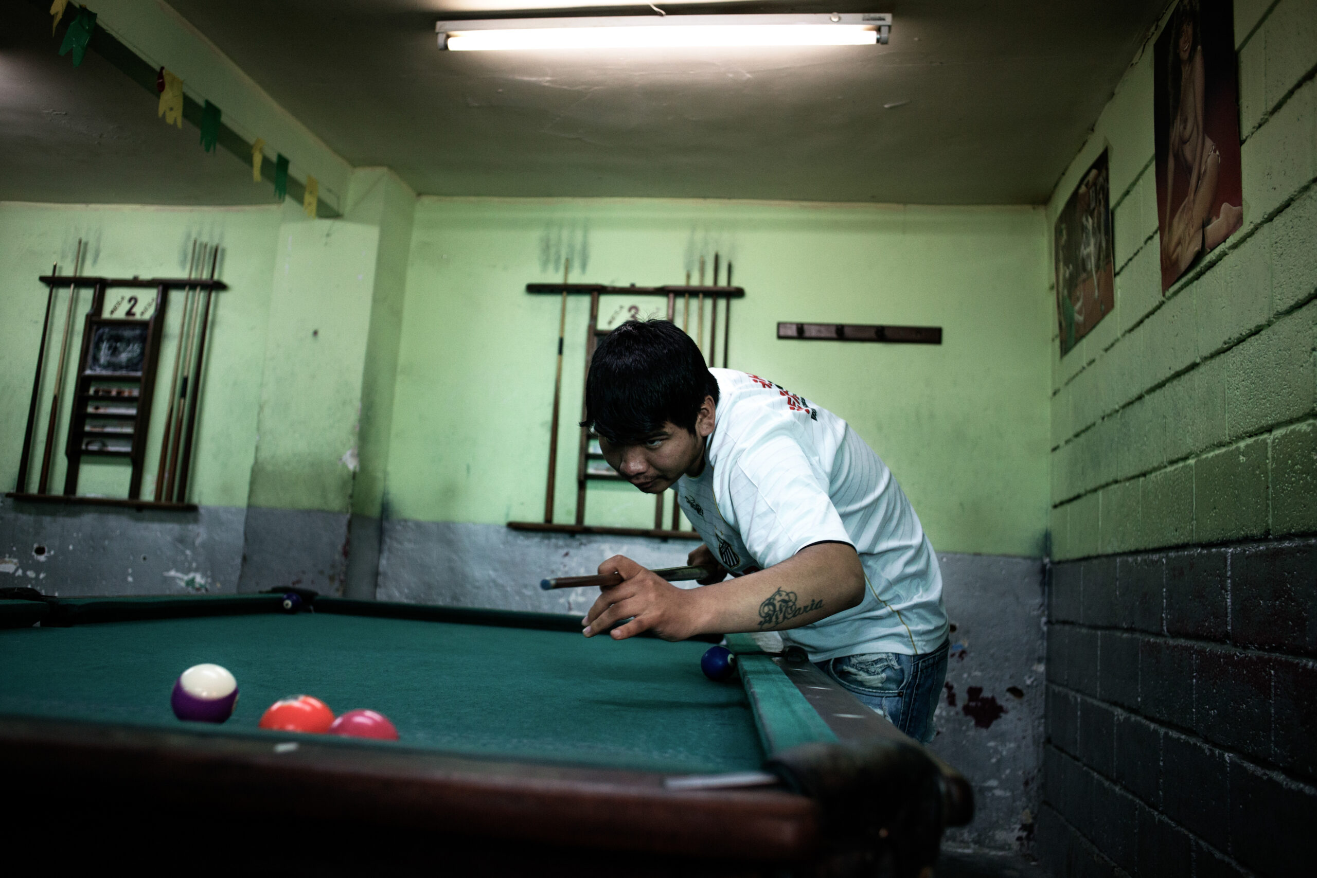 san pedro prison bolivia People playing pool in the San Martin section.