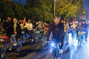 china-roads-blocked-by-100000-cyclists-on-impromptu-dumpling-run