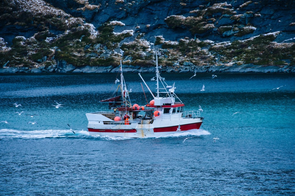 fishermen-hunting-for-halibut-caught-a-us-nuclear-sub