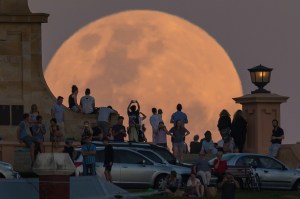 the-last-supermoon-of-the-year-is-rising-soon-heres-when-you-can-see-it