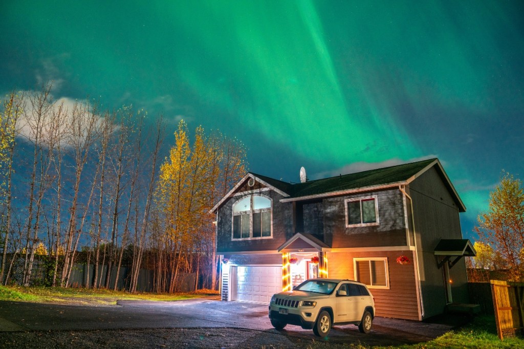 you-just-might-see-the-northern-lights-during-thanksgiving-dinner-this-year